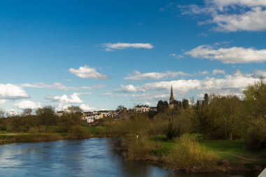 Bir Ross on Wye, nehir ön planda. Geç öğleden sonra.