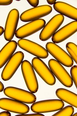 Hapları veya kapsül beyaz arka plan üzerinde