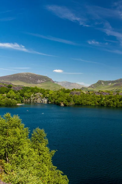 Dorothea schieferbruch wales, snowdon in der ferne — Stockfoto