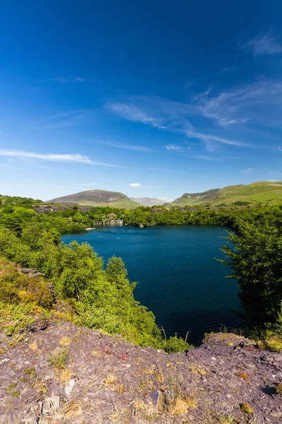 Dorothea ardósia pedreira País de Gales, Snowdon em distância — Fotografia de Stock