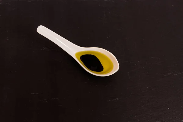 Aceite de oliva y vinagre balsámico sobre cuchara de cerámica — Foto de Stock