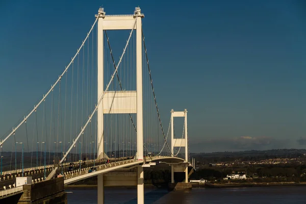 El antiguo Severn Crossing, puente colgante que conecta Gales con —  Fotos de Stock