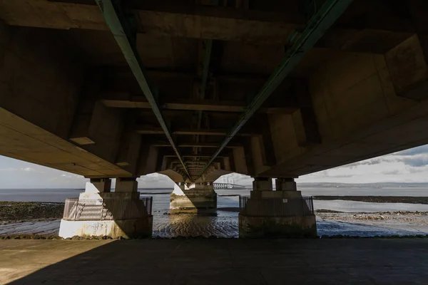 Debajo del Segundo Cruce Severn, puente sobre Bristol Cha —  Fotos de Stock