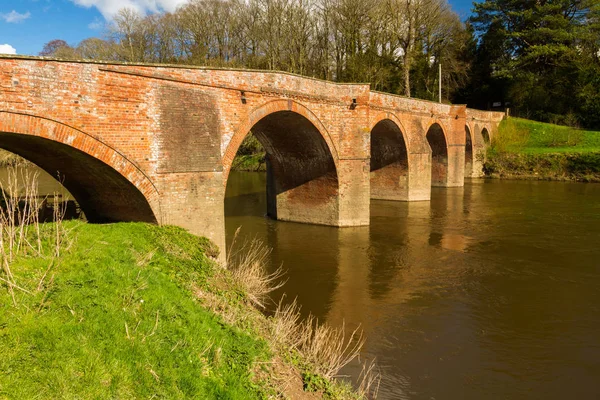 Bredwardine Bridge, rode bakstenen kruising rivier Wye — Stockfoto