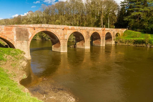 Ponte Bredwardine, mattone rosso che attraversa il fiume Wye — Foto Stock