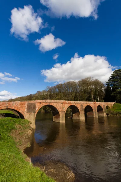 Puente Bredwardine, ladrillo rojo cruzando el río Wye —  Fotos de Stock