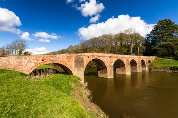 Puente Bredwardine, ladrillo rojo cruzando el río Wye —  Fotos de Stock