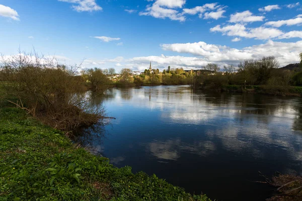 Ross on wye, Fluss im Vordergrund — Stockfoto