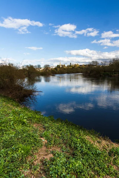 Ross on Wye, river in foreground — Stock Photo, Image