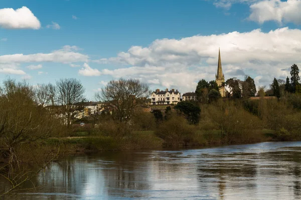 Ross on Wye, floden i förgrunden — Stockfoto