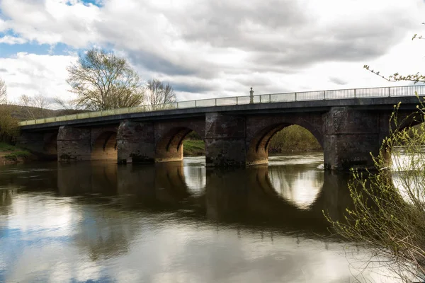 Wilton Bridge crossing River Wye near Ross on Wye. — Stock Photo, Image