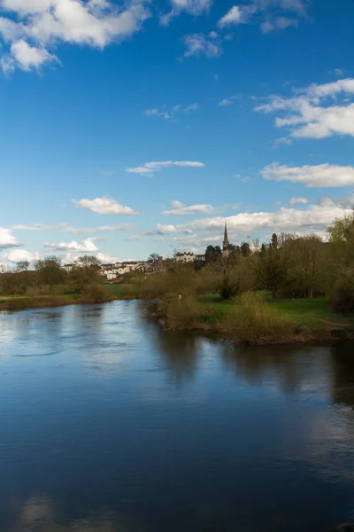 Ross on Wye, rzeka w pierwszym planie. Późnym popołudniem. — Zdjęcie stockowe