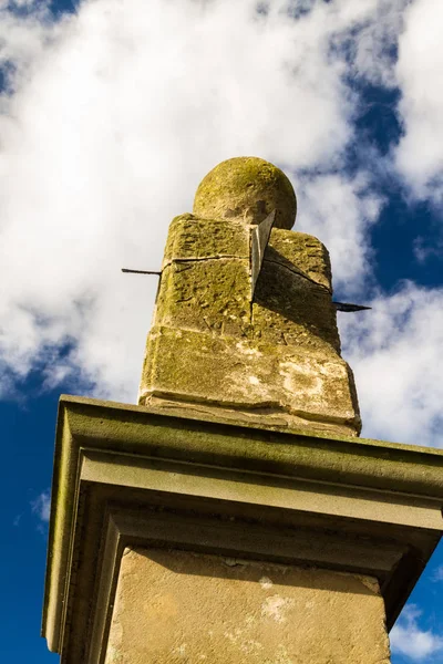 Pilar Sundial desde abajo — Foto de Stock