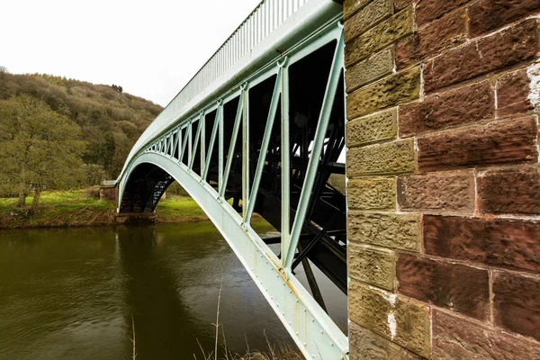 Puente Bigsweir, hermoso puente de hierro de un solo tramo sobre el Rive —  Fotos de Stock