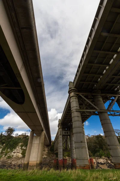 Puente ferroviario de Chepstow y puente de carretera moderno sobre el río Wye . —  Fotos de Stock