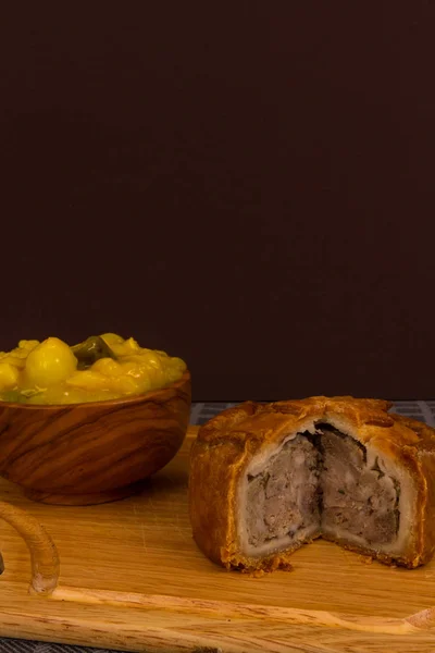 Wildkuchen serviert mit einer Schüssel Piccalilli — Stockfoto