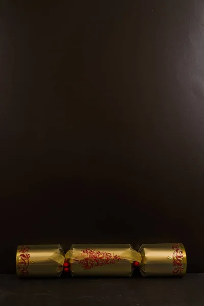 Cracker de Noël en or avec espace vide au-dessus . — Photo