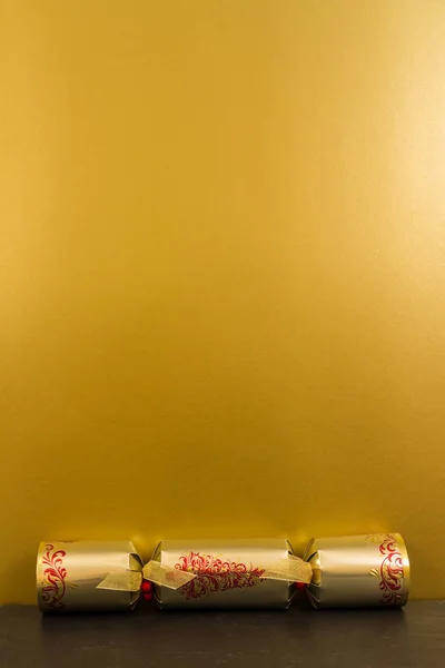 Galleta de Navidad de oro con espacio en blanco por encima . — Foto de Stock