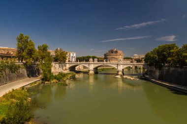 Ponte Vittorio Emanuele II köprüsü Tiber Nehri üzerinde, Castel Sant 