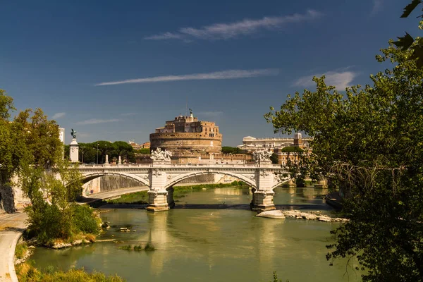 Ponte Vittorio Emanuele II bridge over River Tiber, Castel Sant — стокове фото