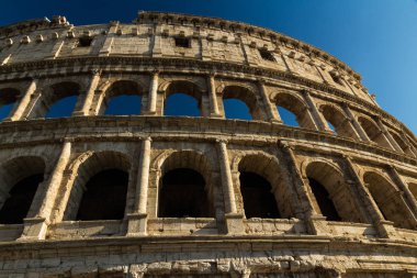 Colosseum veya Coliseum amfitiyatro, Roma'da akşam.