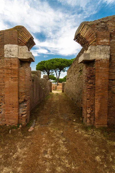 Caminho pavimentado através de Óstia Antica — Fotografia de Stock