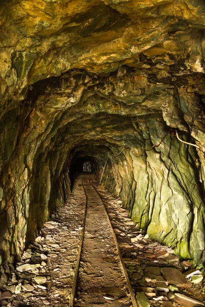 Tunnel in stillgelegtem Bergwerk mit Schienen — Stockfoto