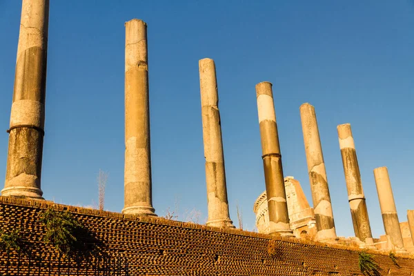 Ligne de colonnes romaines — Photo