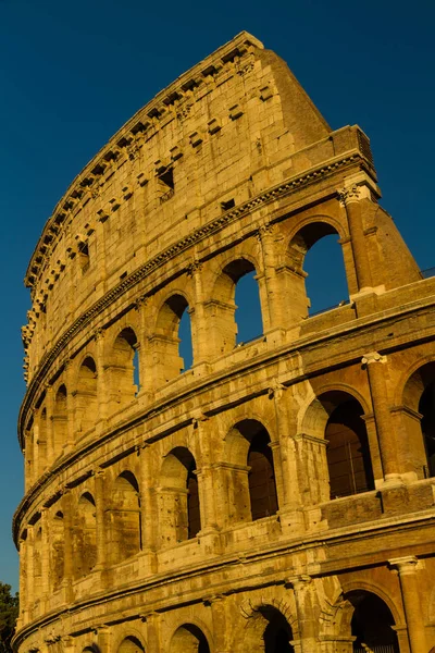 Coliseu ou Coliseu Anfiteatro, noite em Roma . — Fotografia de Stock