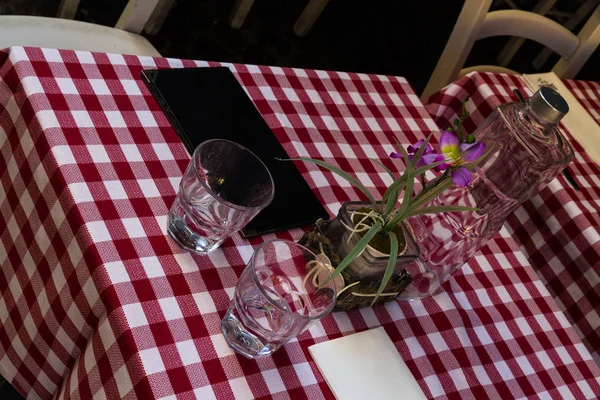 Restoran dışında tablo müşteriler için hazır — Stok fotoğraf