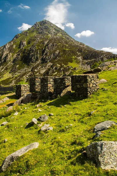 Pióra yr Ole Wen górski z Idwal Cottage. — Zdjęcie stockowe