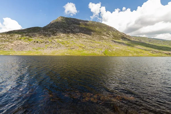 Pen yr Ole Wen montanha com Lago Llyn Ogwen em primeiro plano . — Fotografia de Stock