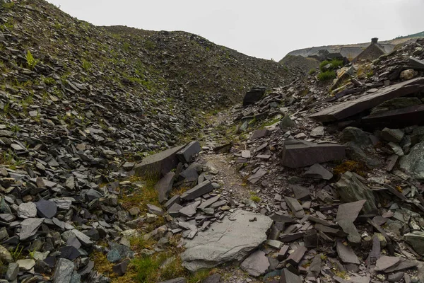 Chemin entre les vieux tas d'ardoise — Photo