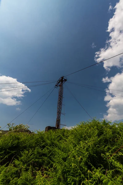 Torre de suporte de metal treliça para cabo aéreo . — Fotografia de Stock