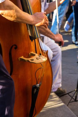 Kontrbas dışında oynamak