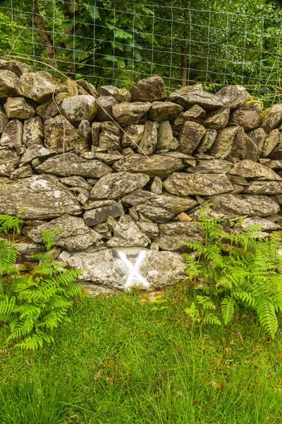 Kruis op de muur markeren waar het wiel werd gevonden na explosie — Stockfoto