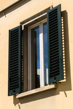 Panjurlu eski pencere