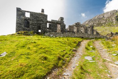 Cwmorthin kışla, harap kayrak bina