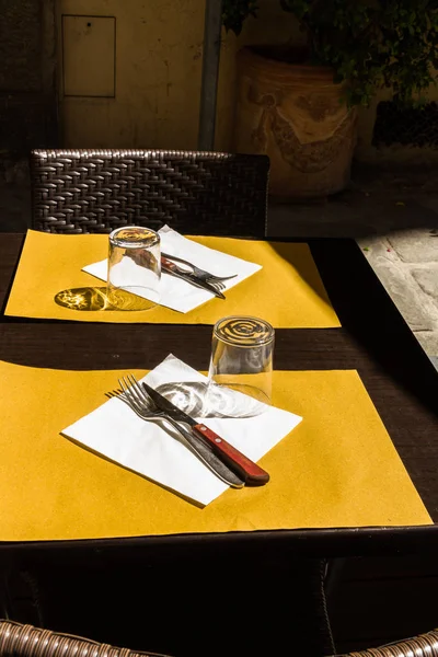 Restaurant Außentisch bereit für Kunden — Stockfoto