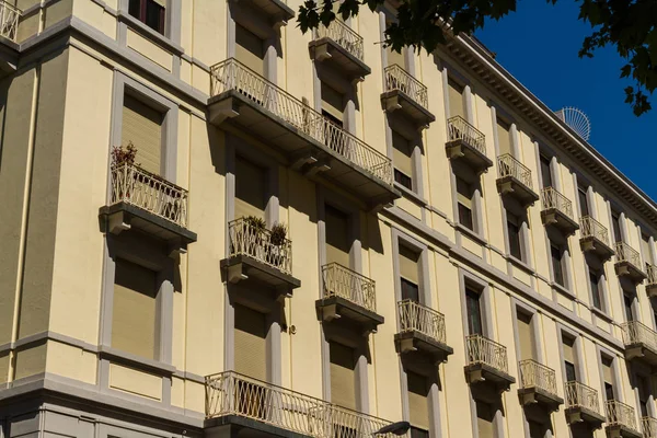 Old residential building front in narrow street, Florence. — Stock Photo, Image