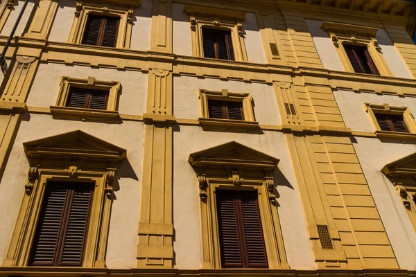 Eski konut bina açık dar sokakta, Floransa.