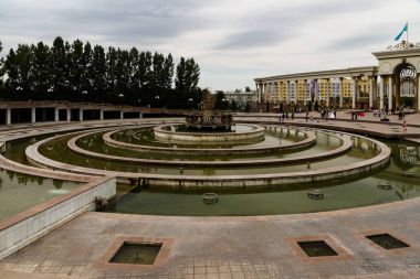 Redaksiyon: Almatı, Kazaklar Park'ta ilk Başkan'ın çeşme