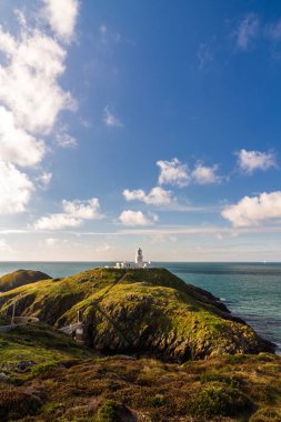 Strumble baş ve Batı Galler kıyısında deniz feneri. Boşaltmak 