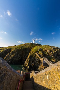Strumble baş ve Batı Galler kıyısında deniz feneri. Boşaltmak 