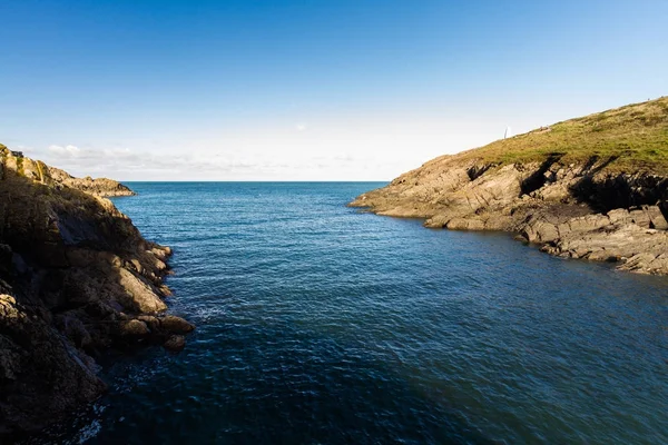 Morze i wybrzeże, patrząc ftom Porthgain. — Zdjęcie stockowe