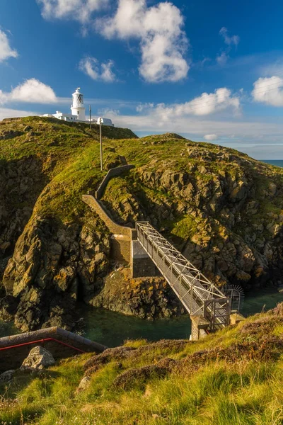 Strumble Head and Lighthouse on the west welsh coast. — Stock Photo, Image