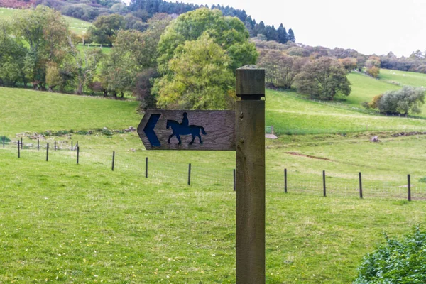 Bridleway doigt signe de poteau — Photo