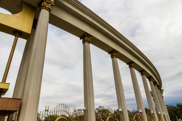 Pilares por Arco de Entrada en el Primer Parque del Presidente en Almaty, Ka — Foto de Stock
