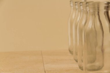 Dört şişe değil, boşaltmak cam.