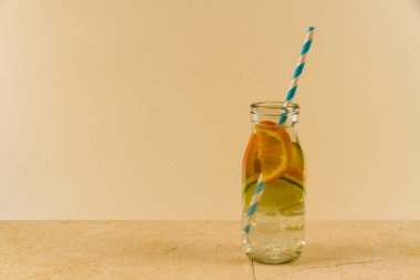 Sağlıklı su içkiyle boşaltmak.